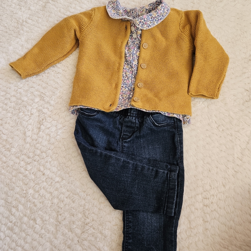 A set ready to use. Includes the pants, long sleeve shirt, and sweater.